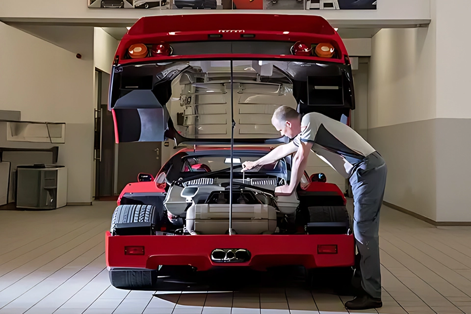 Ferrari-Officine-Classiche-3_960x640-copy.webp